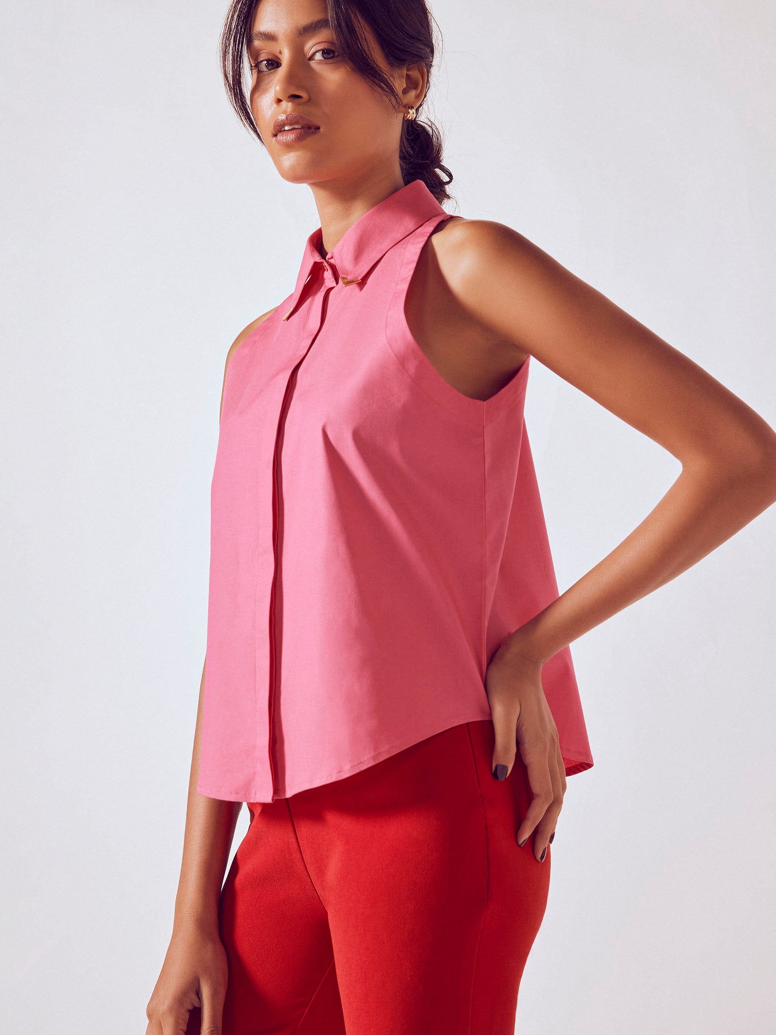 Rose Pin Collar Sleeveless Shirt