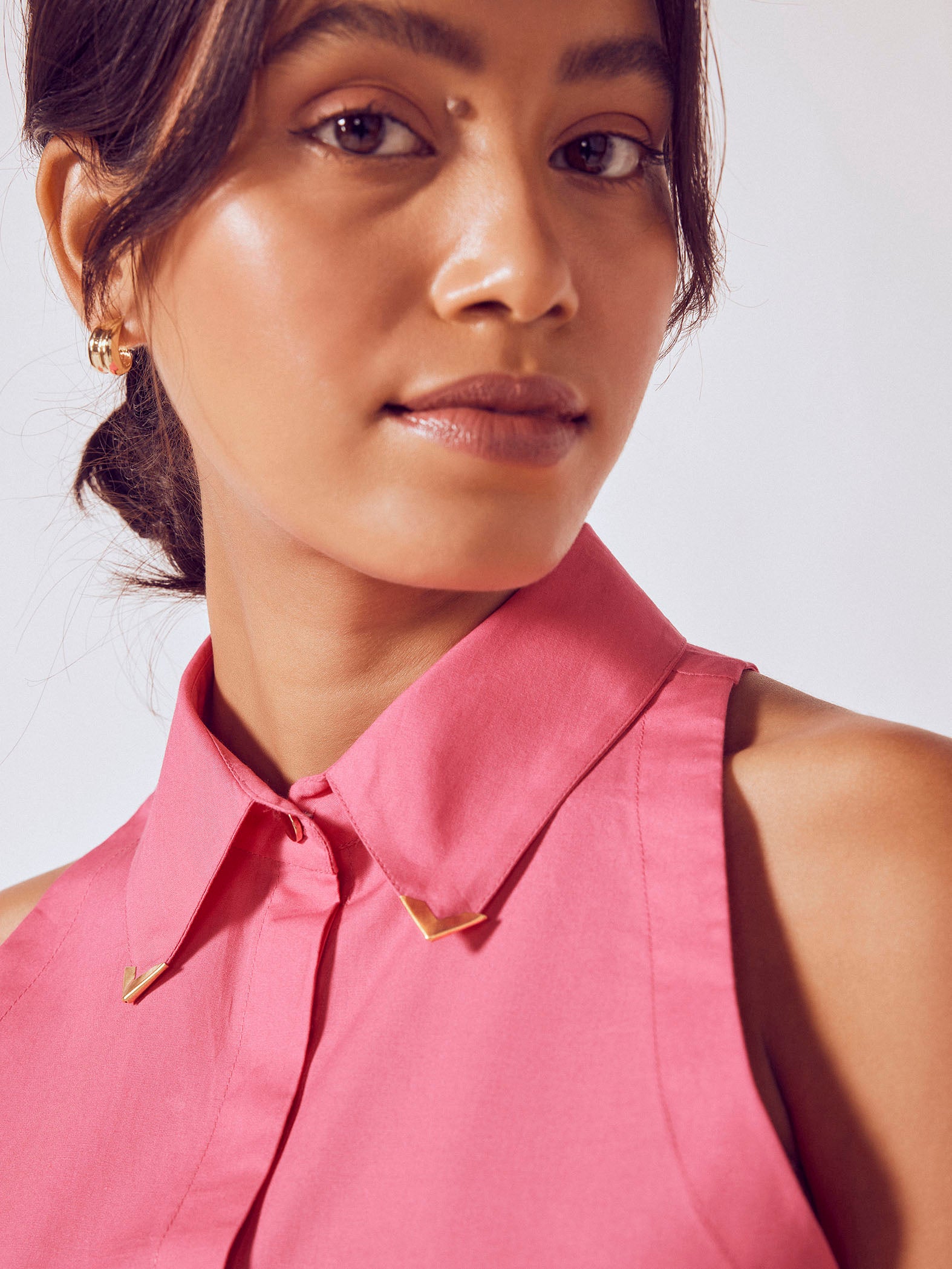 Rose Pin Collar Sleeveless Shirt